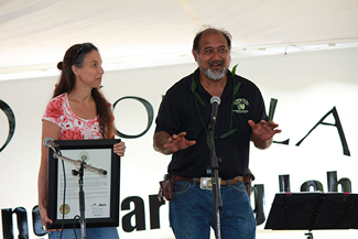 Andrea Dean and David Fuertes of Palili ‘O Kohala address a crowd of over 100 attendees at the blessing of the program’s demonstration farm.